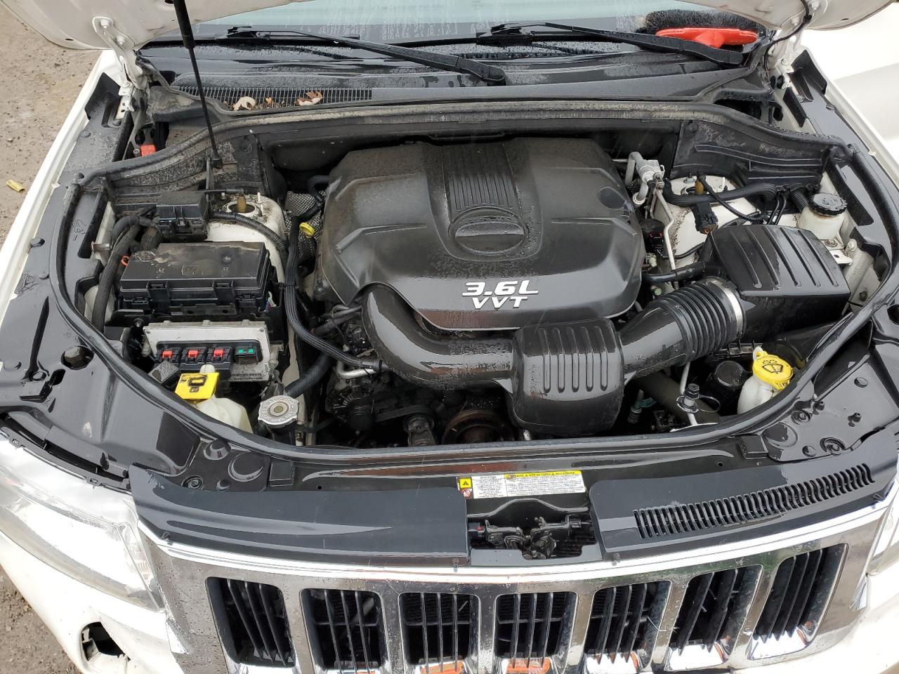 2012 Jeep Grand Cherokee - Image 12