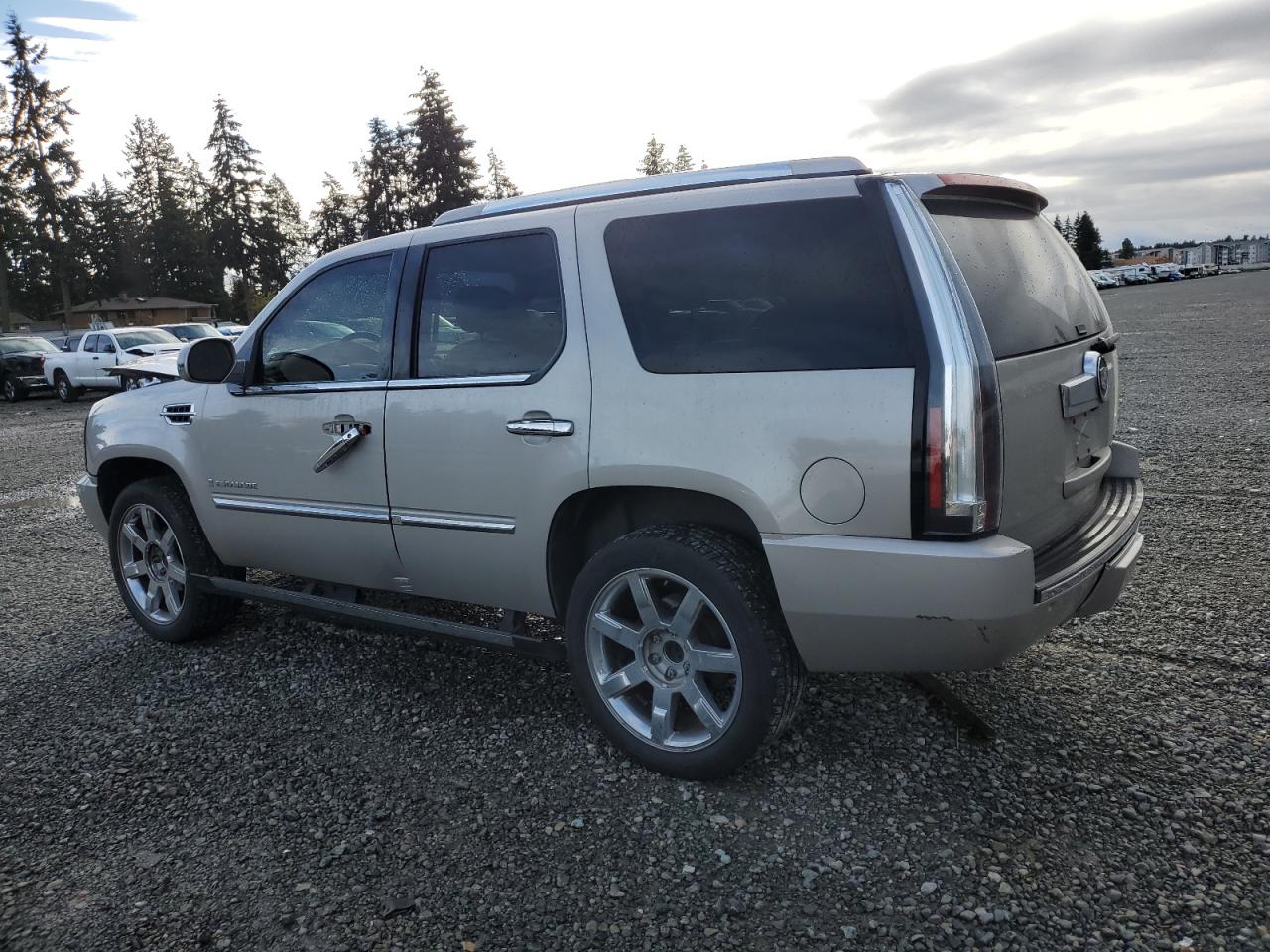 2007 Cadillac Escalade - Image 2