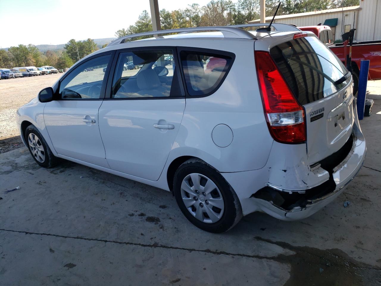 2011 Hyundai Elantra - Image 2