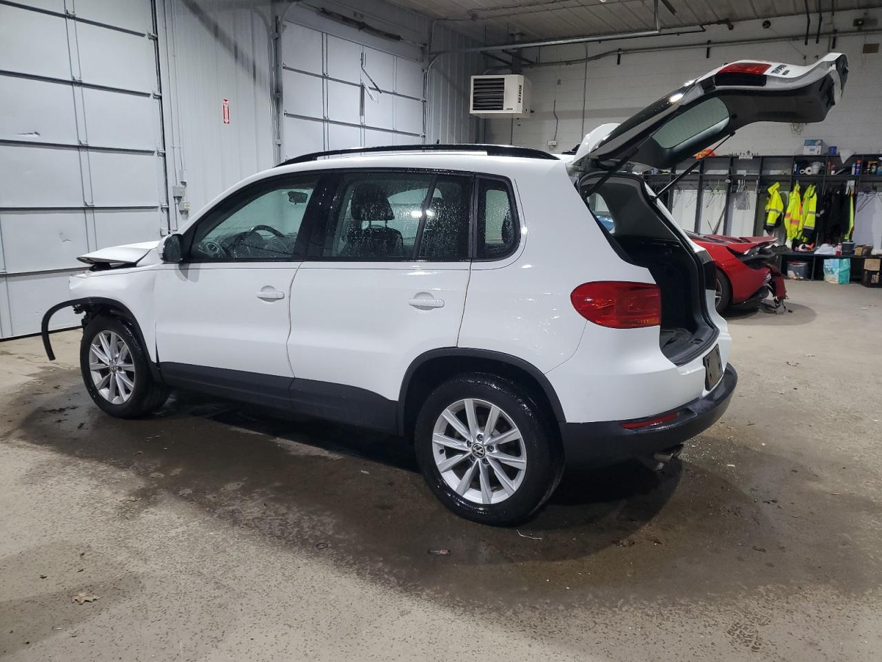 2017 Volkswagen Tiguan - Image 2