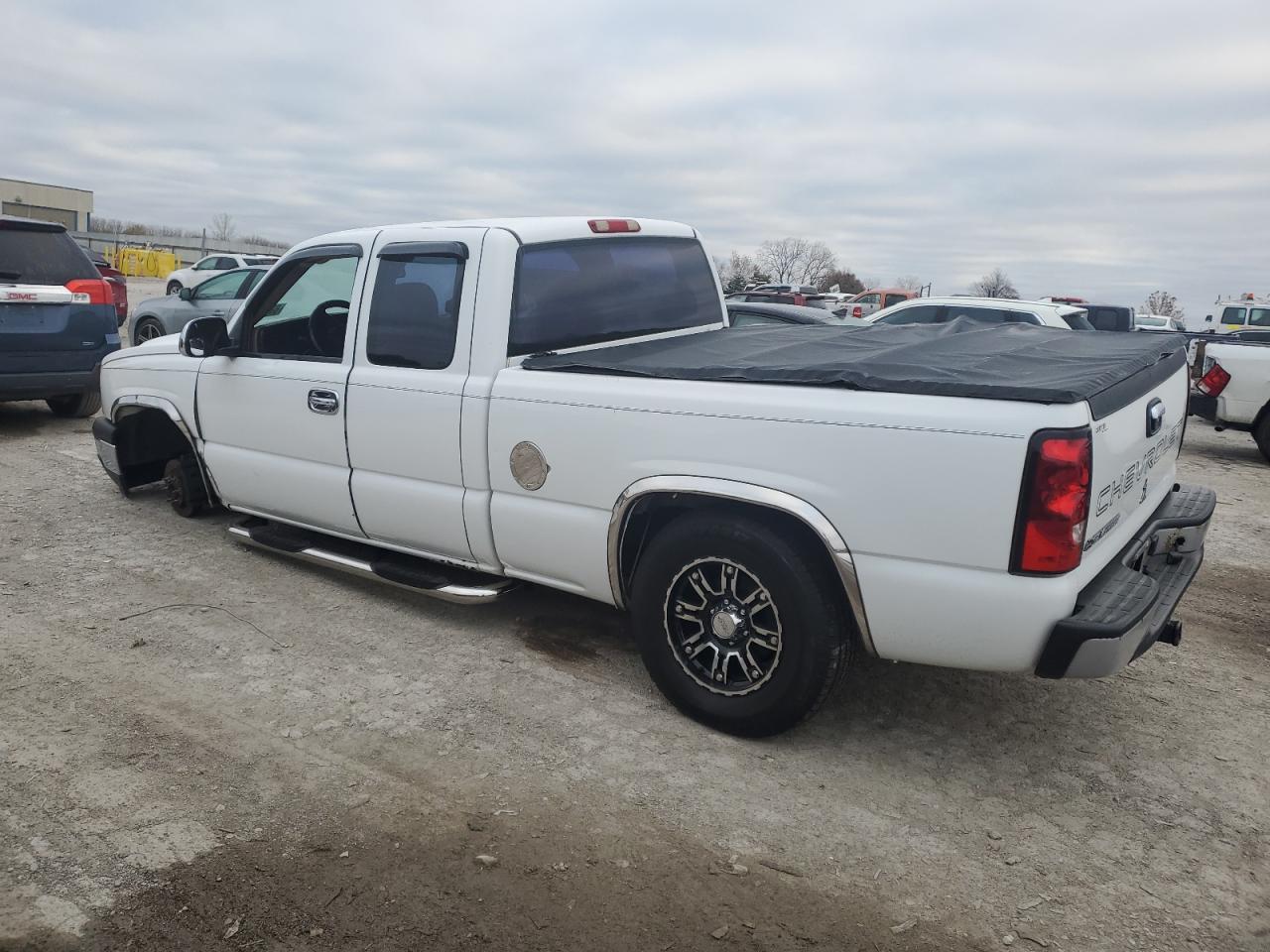 2007 Chevrolet Silverado - Image 2