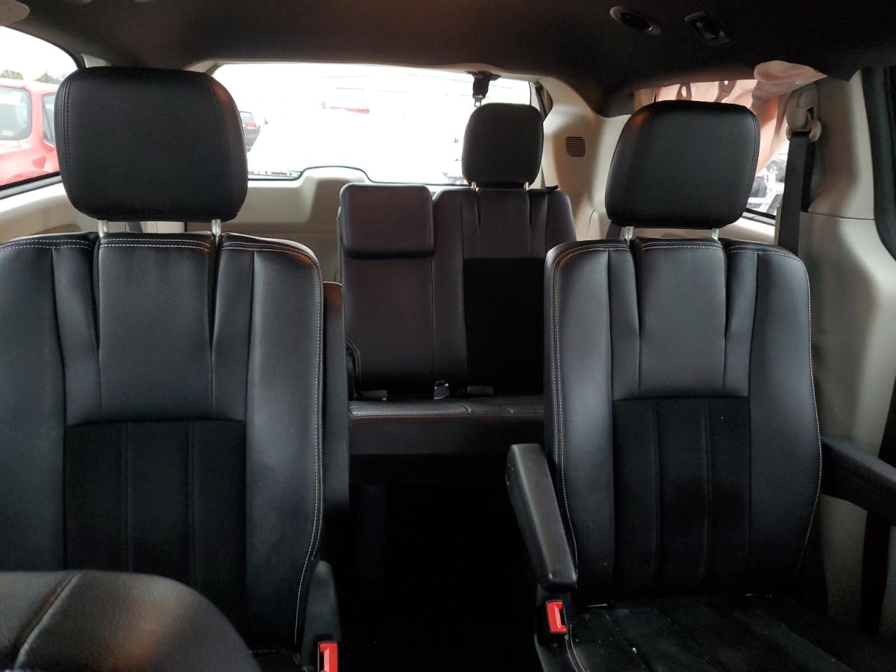 2017 Dodge Caravan - Image 10