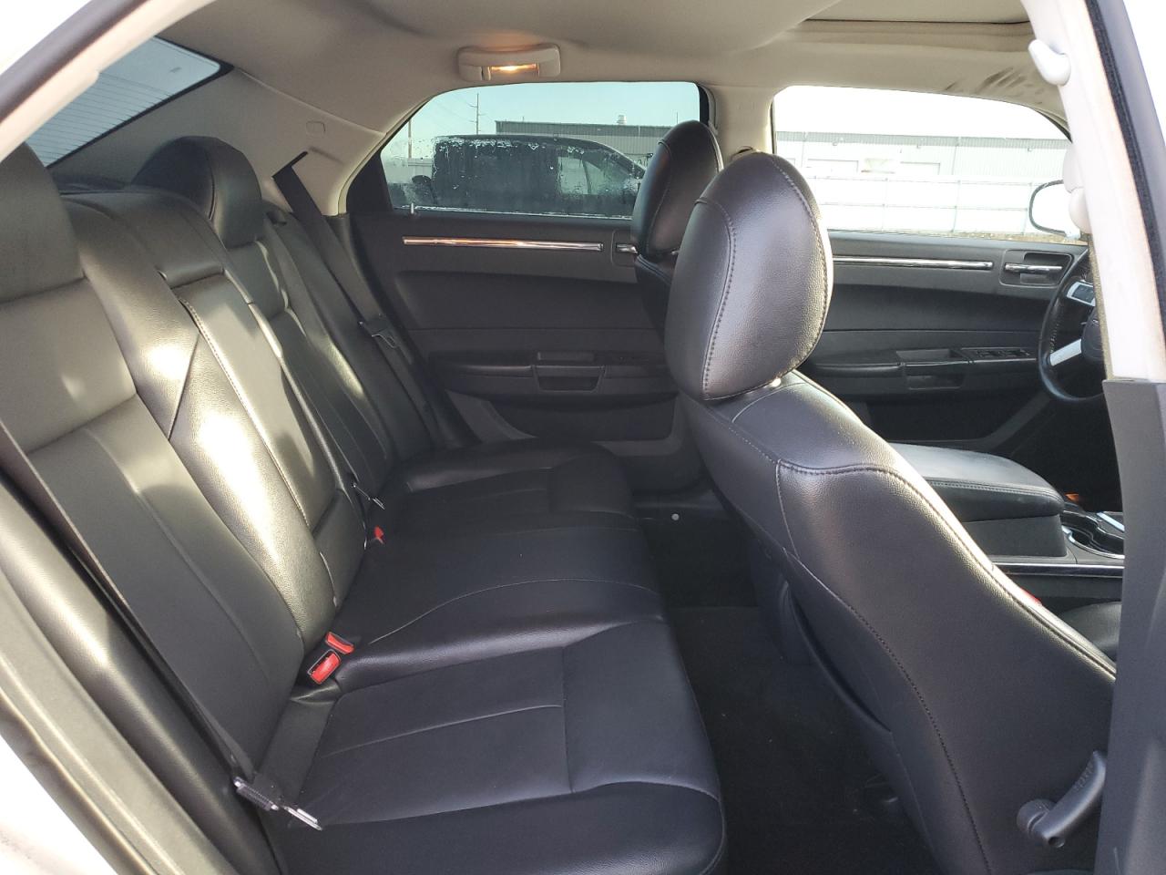2010 Chrysler 300 - Image 10