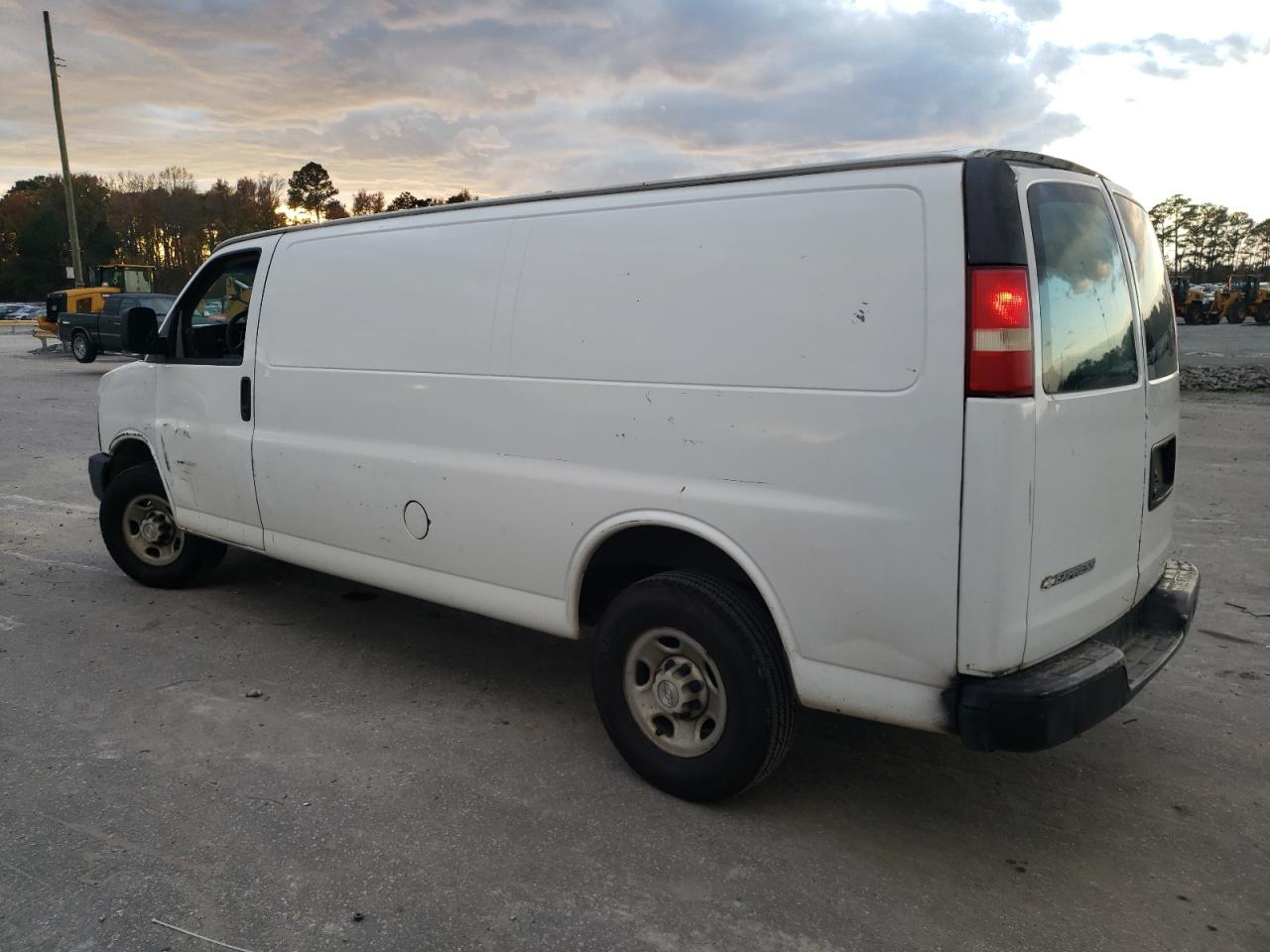 2008 Chevrolet Express - Image 2