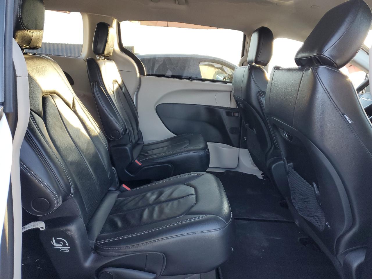 2022 Chrysler Pacifica - Image 11