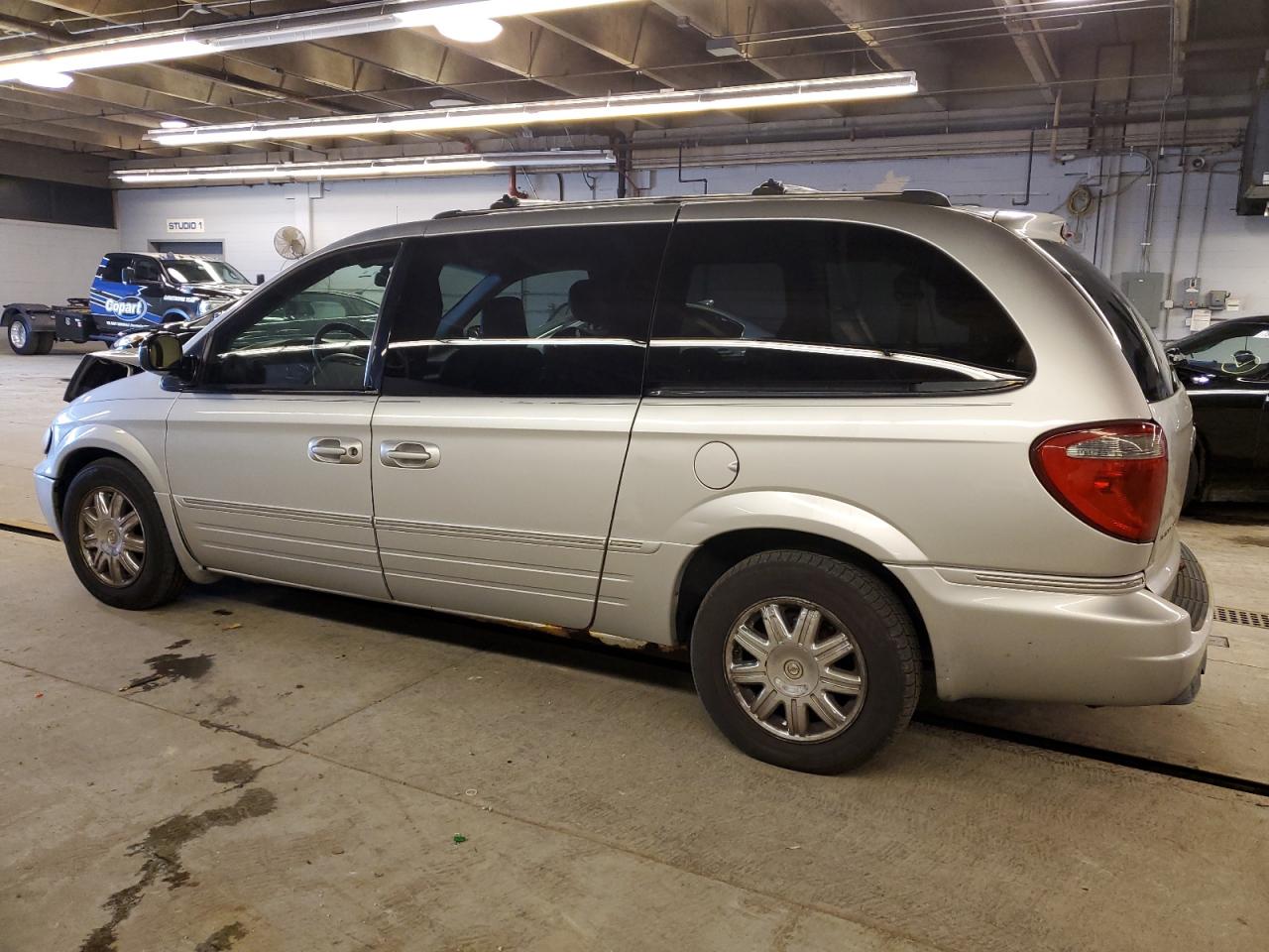 2005 Chrysler Town & Country - Image 2