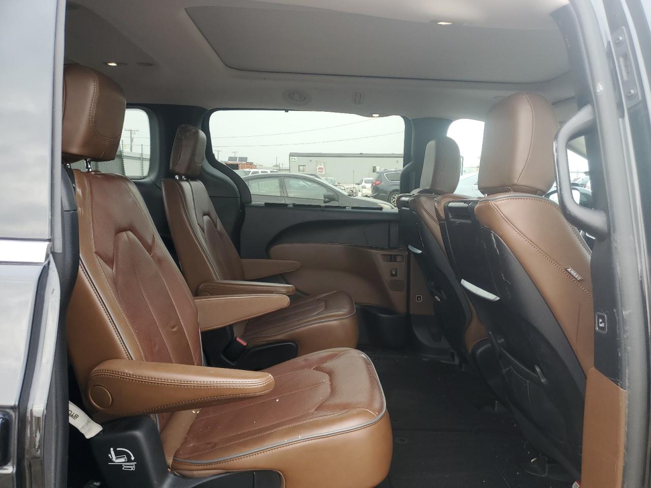 2017 Chrysler Pacifica - Image 11