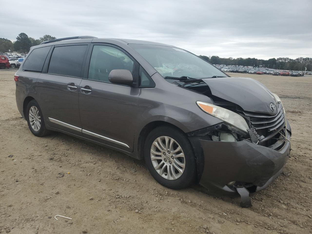 2015 Toyota Sienna - Image 4