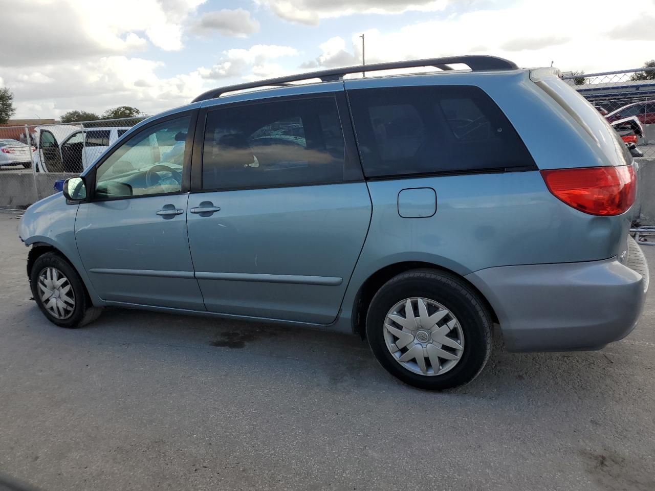2009 Toyota Sienna - Image 2