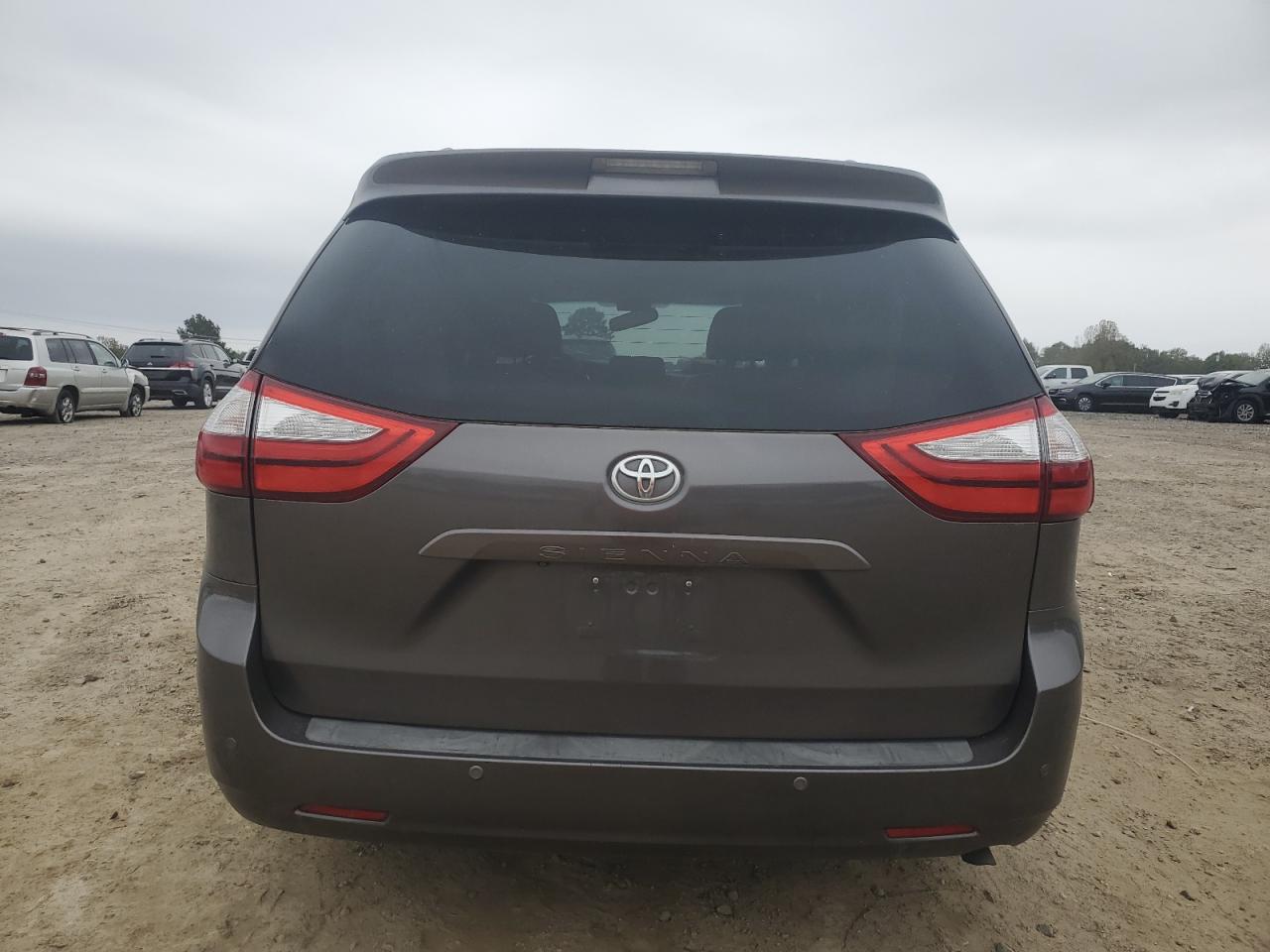 2015 Toyota Sienna - Image 6
