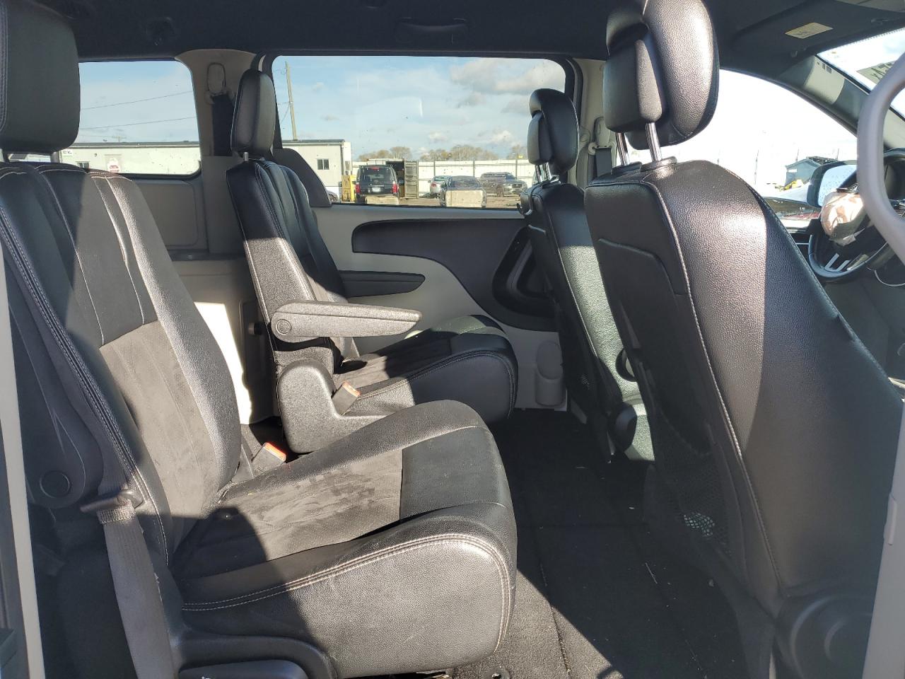 2019 Dodge Caravan - Image 11