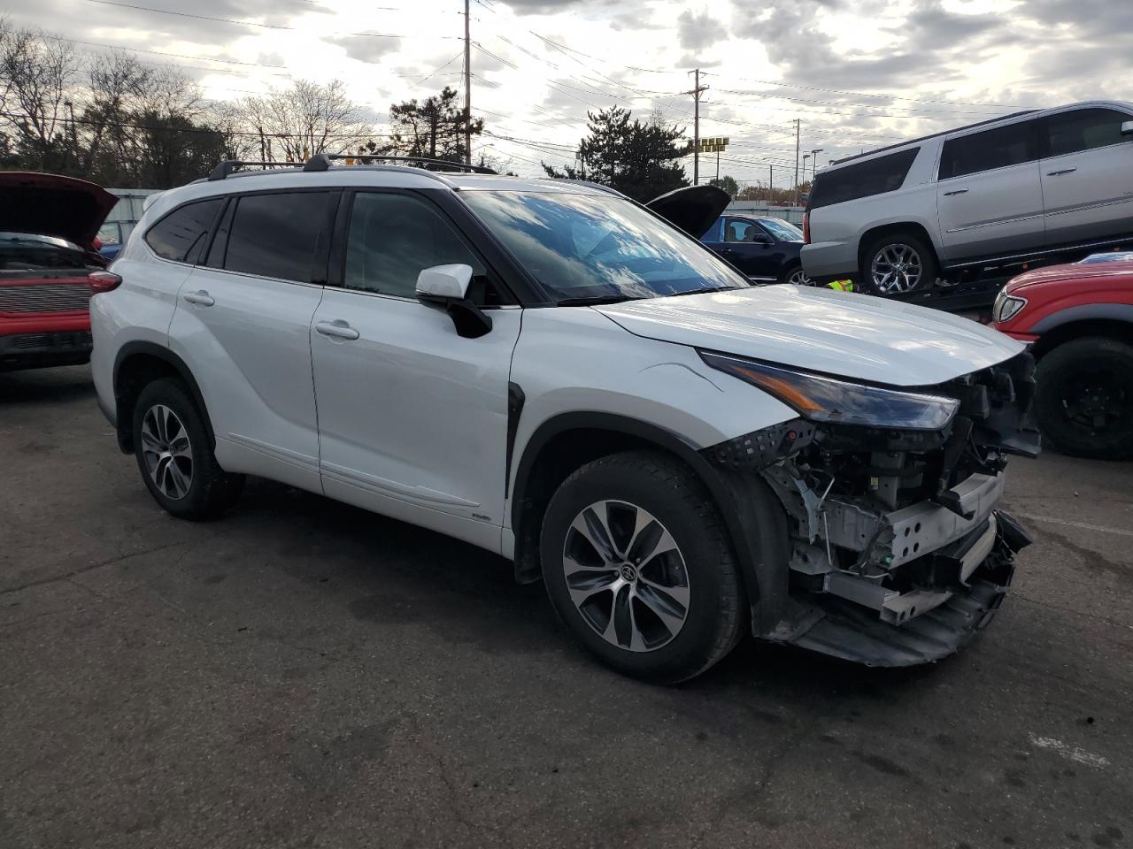 2022 Toyota Highlander - Image 4