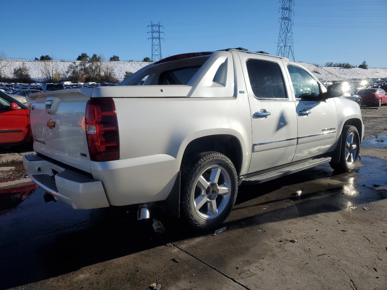 2011 Chevrolet Avalanche - Image 3