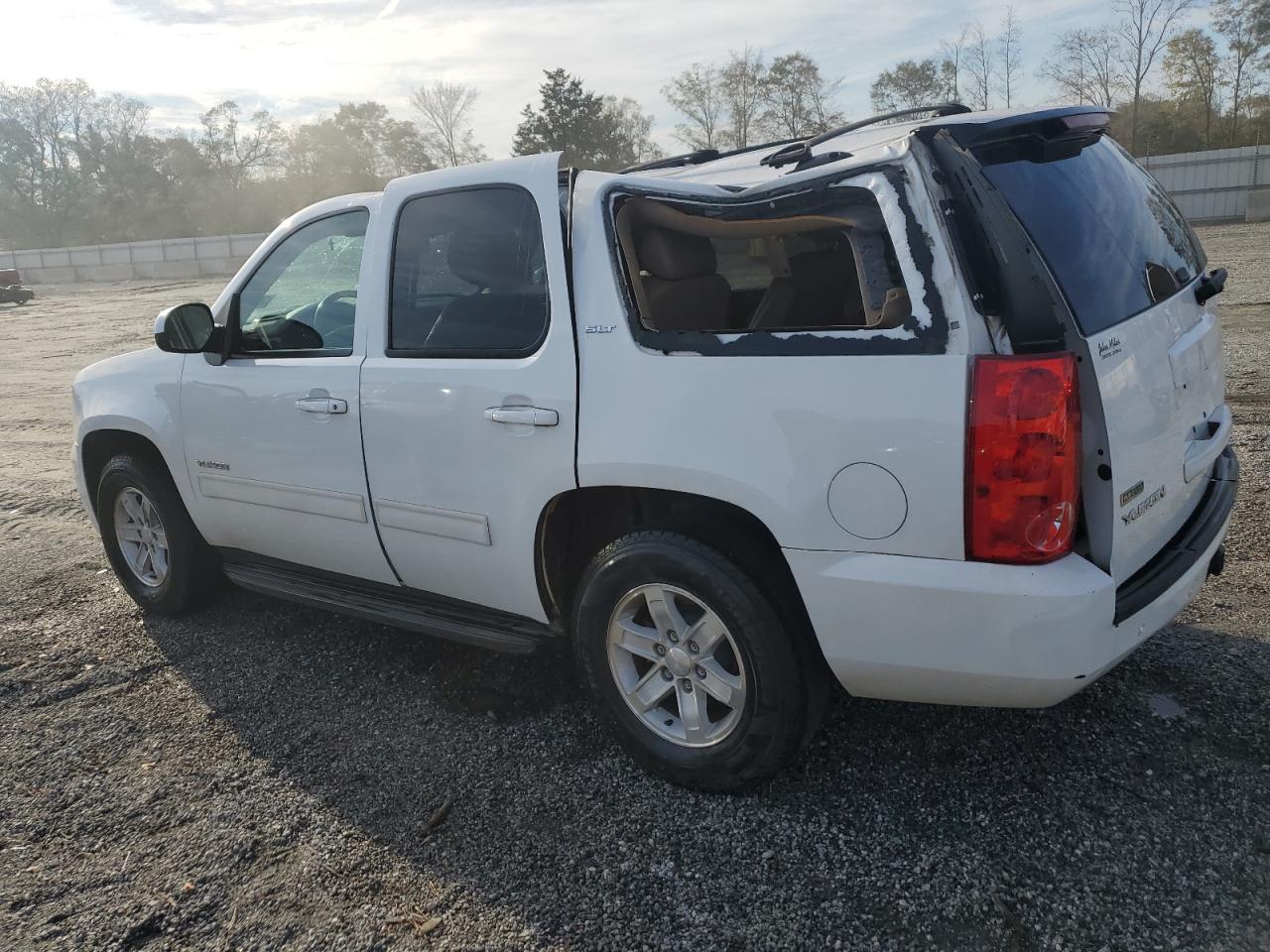 2010 GMC Yukon - Image 2