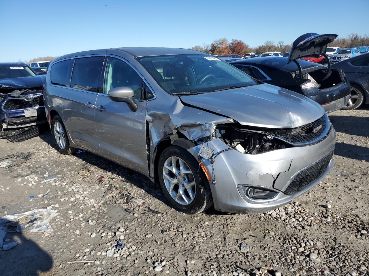 2017 Chrysler Pacifica - Image 4