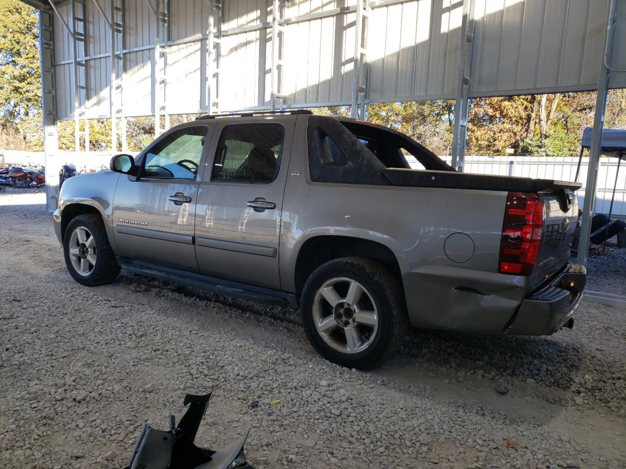 2007 Chevrolet Avalanche - Image 2