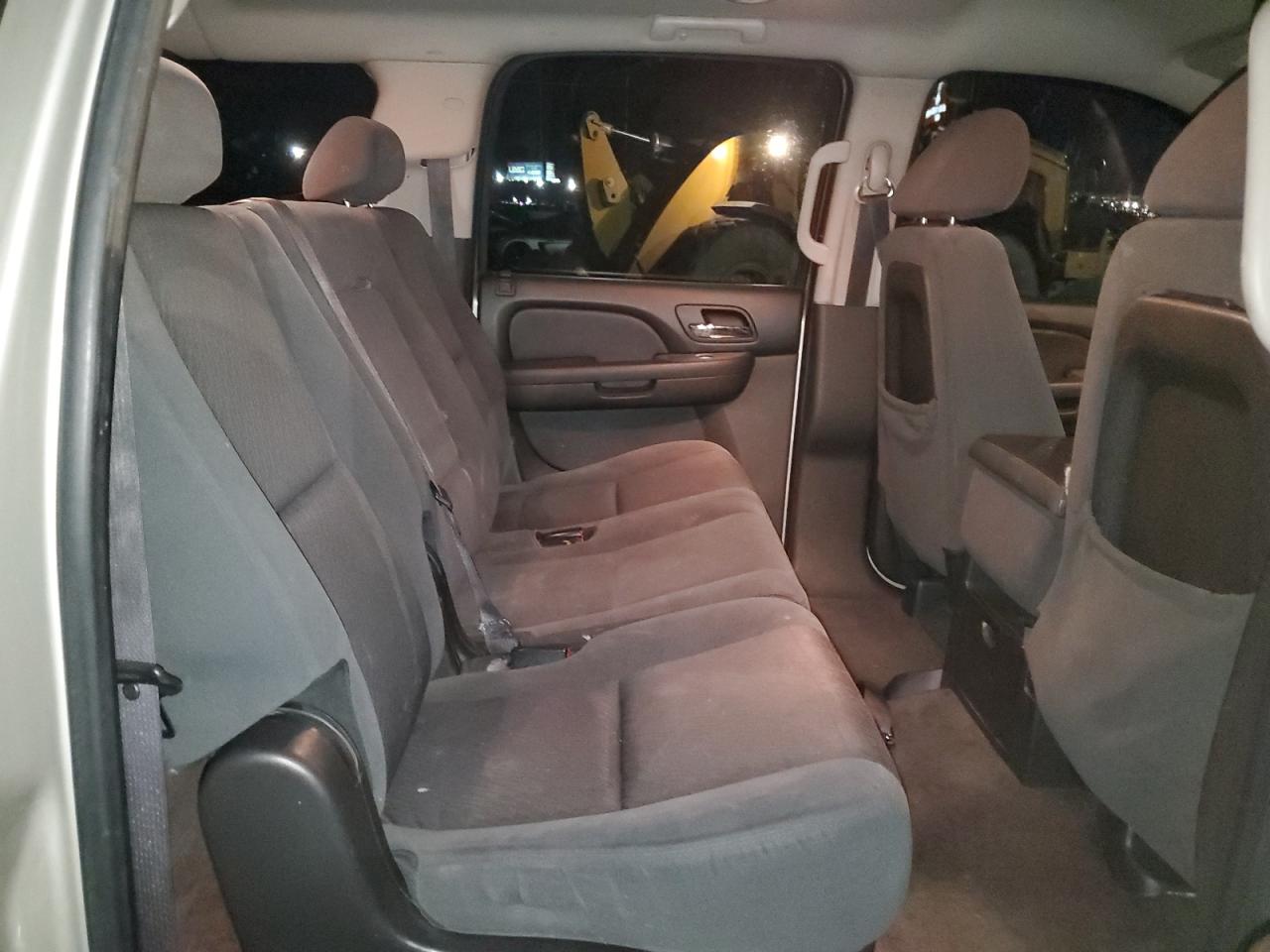 2009 Chevrolet Suburban - Image 12