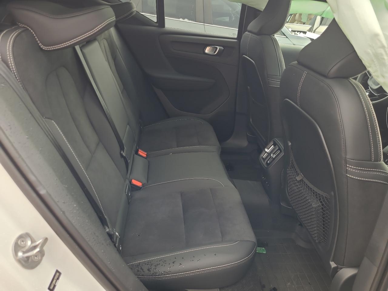 2023 Volvo XC40 - Image 11