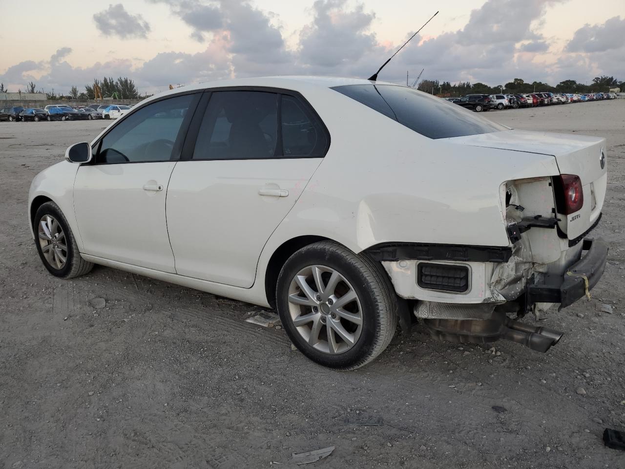 2010 Volkswagen Jetta - Image 2