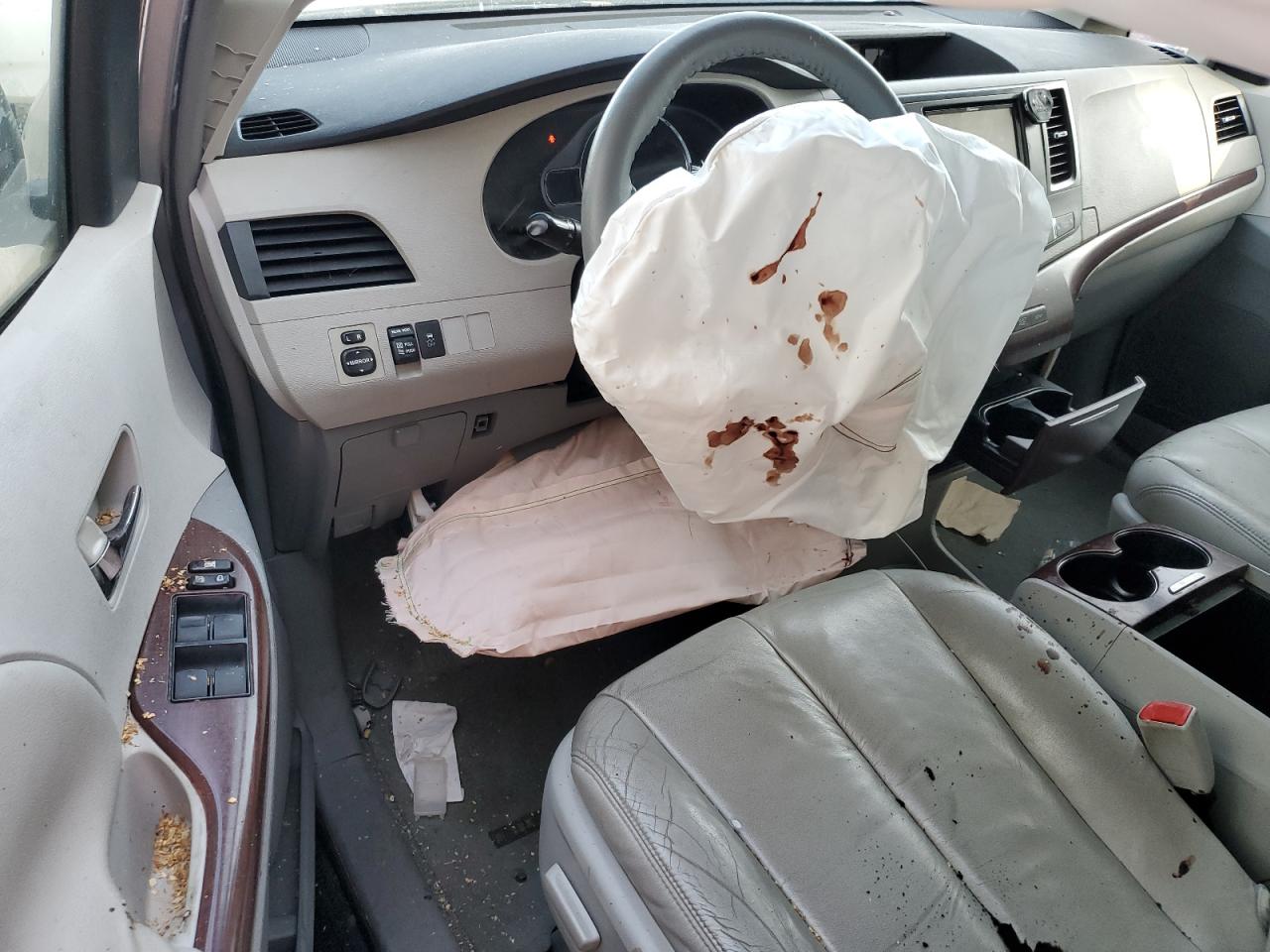 2011 Toyota Sienna - Image 8