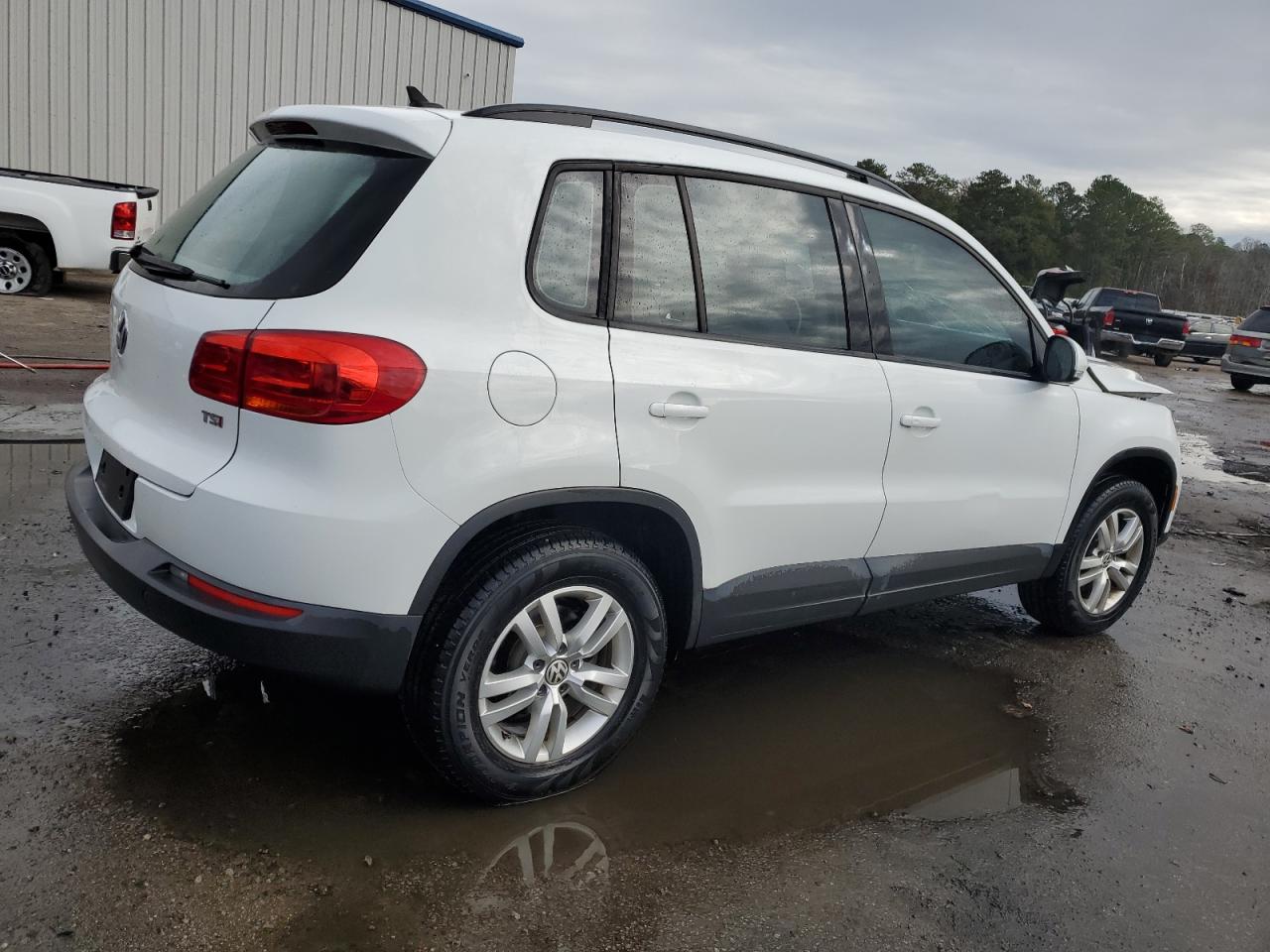 2017 Volkswagen Tiguan - Image 3