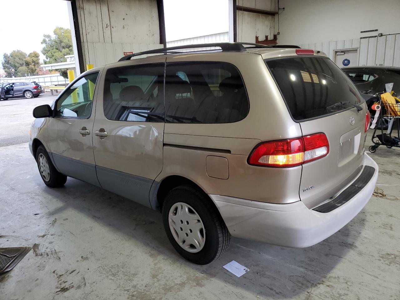 2003 Toyota Sienna - Image 2