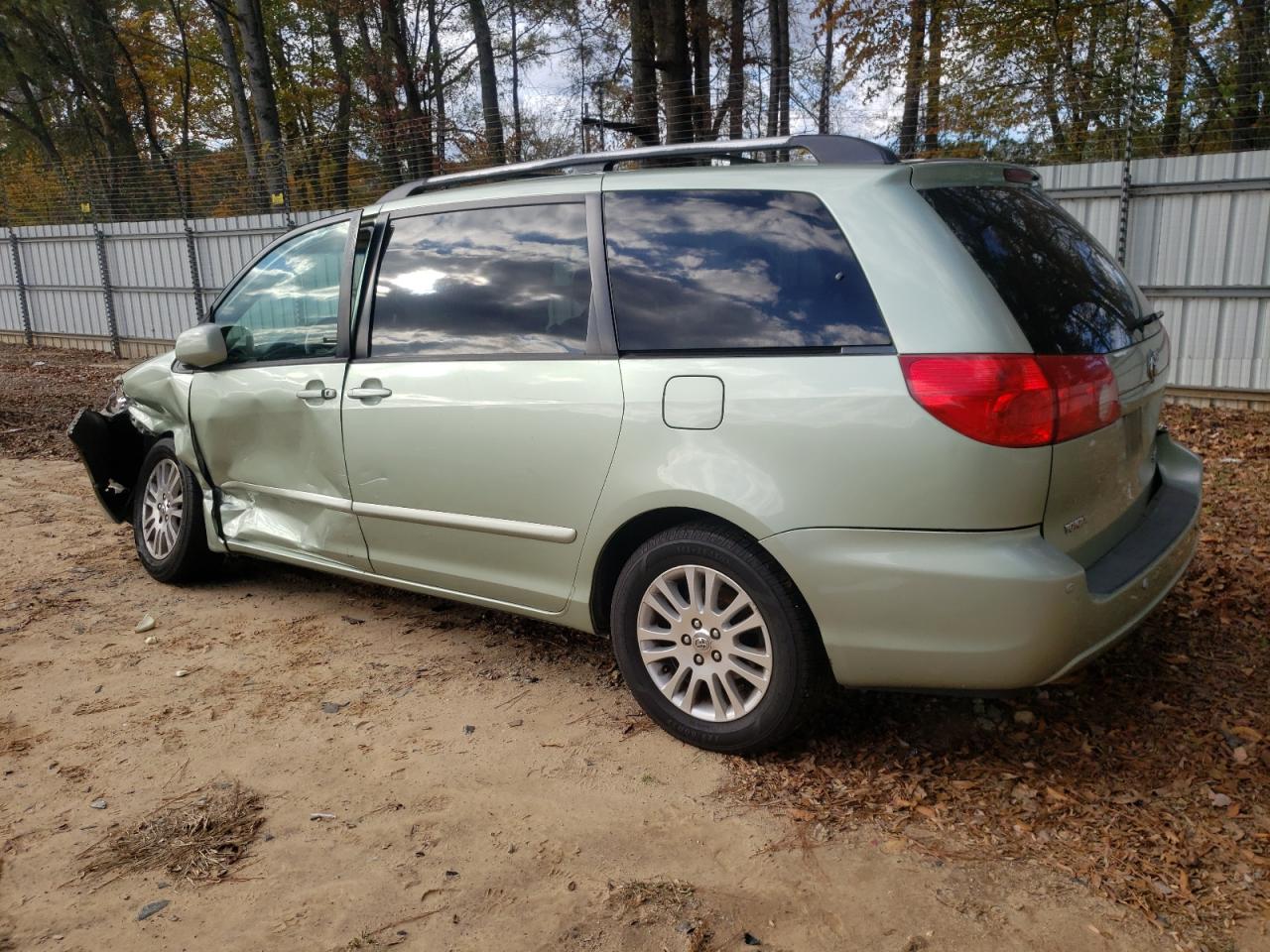 2008 Toyota Sienna - Image 2
