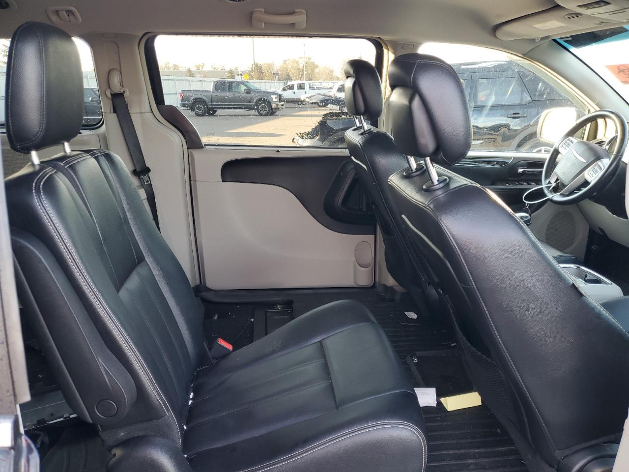 2014 Chrysler Town & Country - Image 11