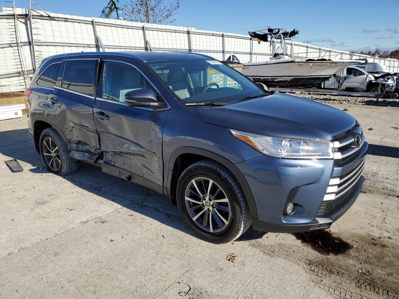 VIN 5TDJZRFHXKS744149 2019 TOYOTA HIGHLANDER no.4