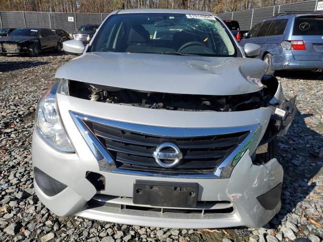  NISSAN VERSA 2018 Srebrny