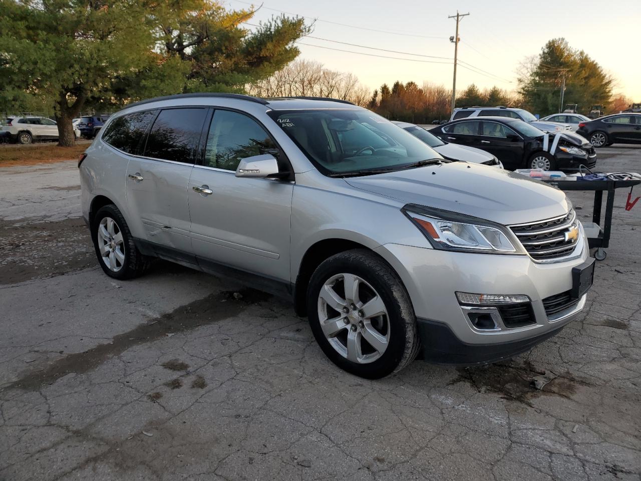 VIN 1GNKRGKD0HJ120112 2017 CHEVROLET TRAVERSE no.4