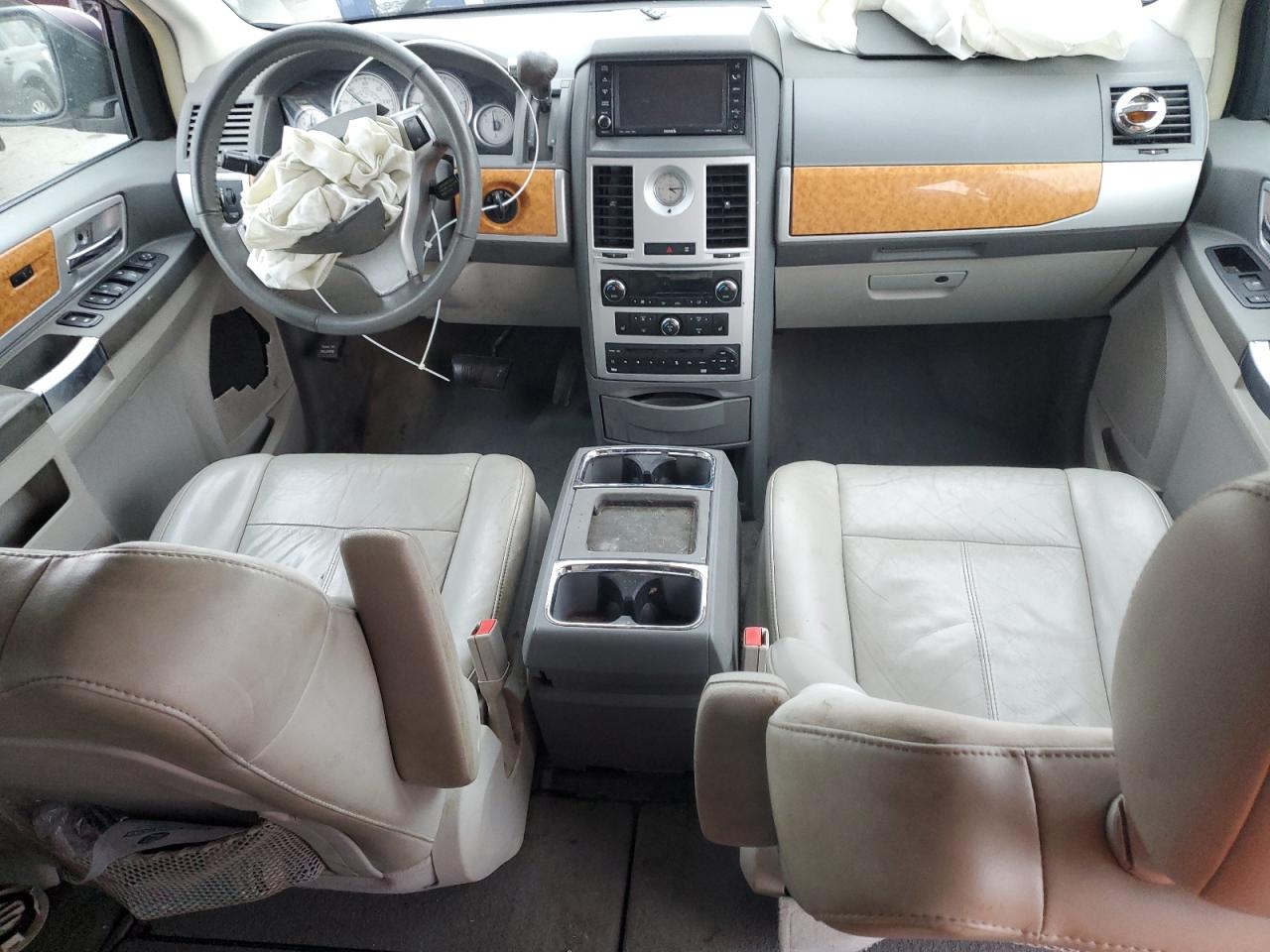 2010 Chrysler Town & Country - Image 8