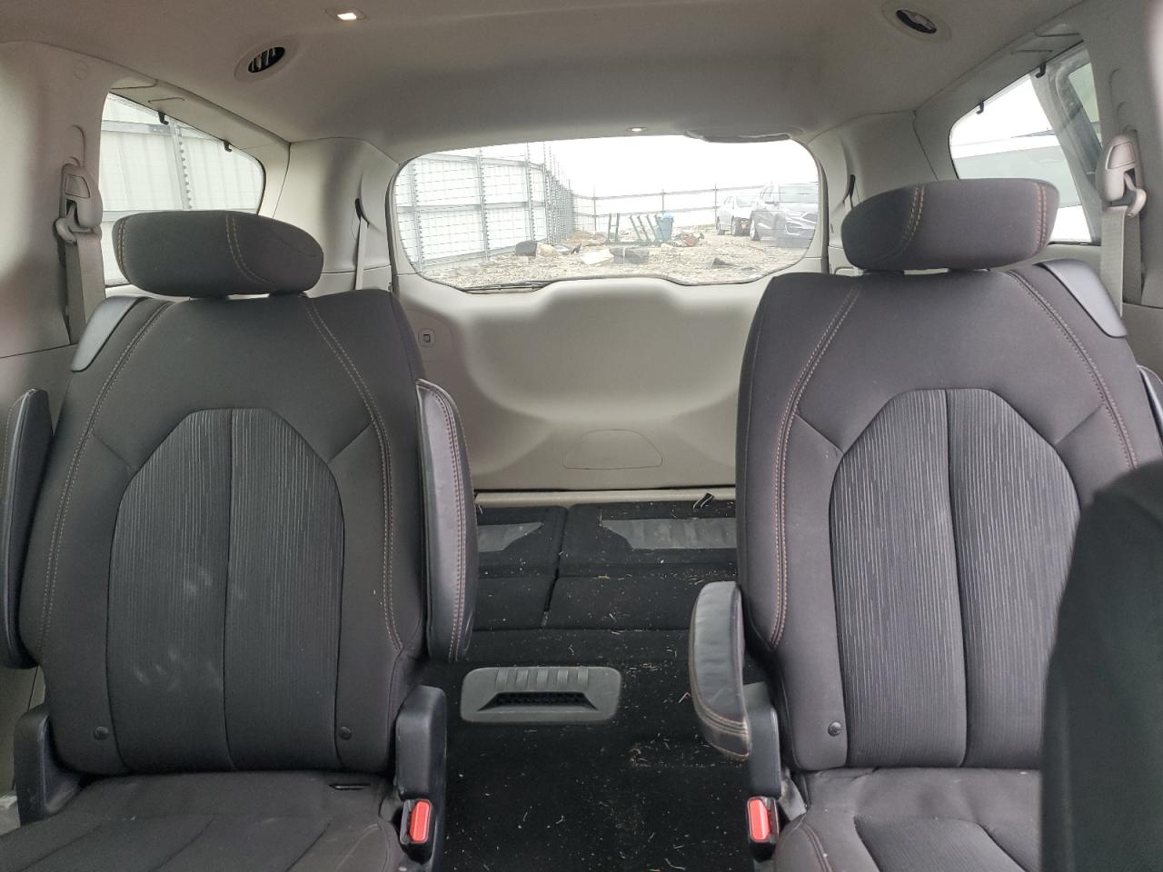 2017 Chrysler Pacifica - Image 10