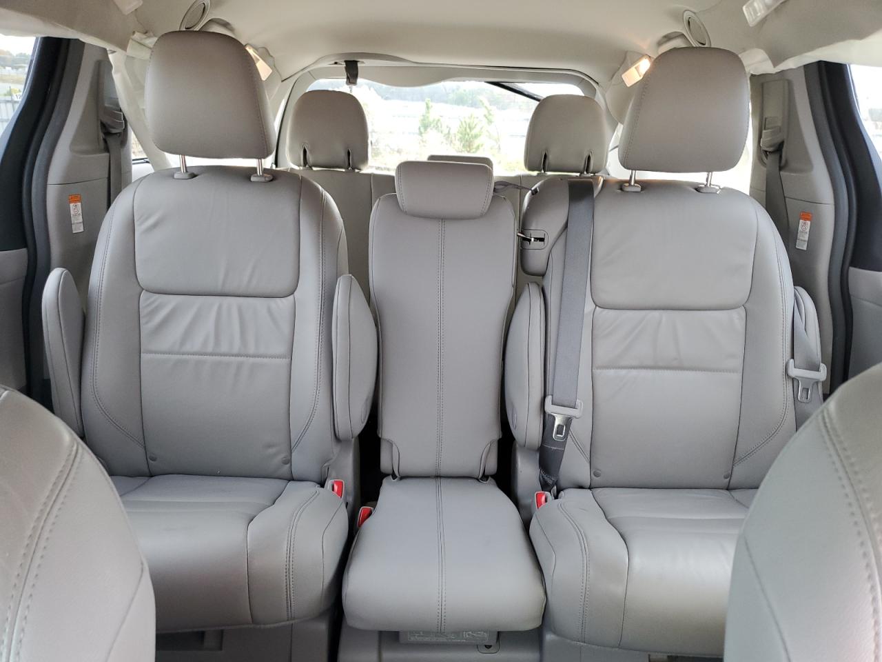 2017 Toyota Sienna - Image 10