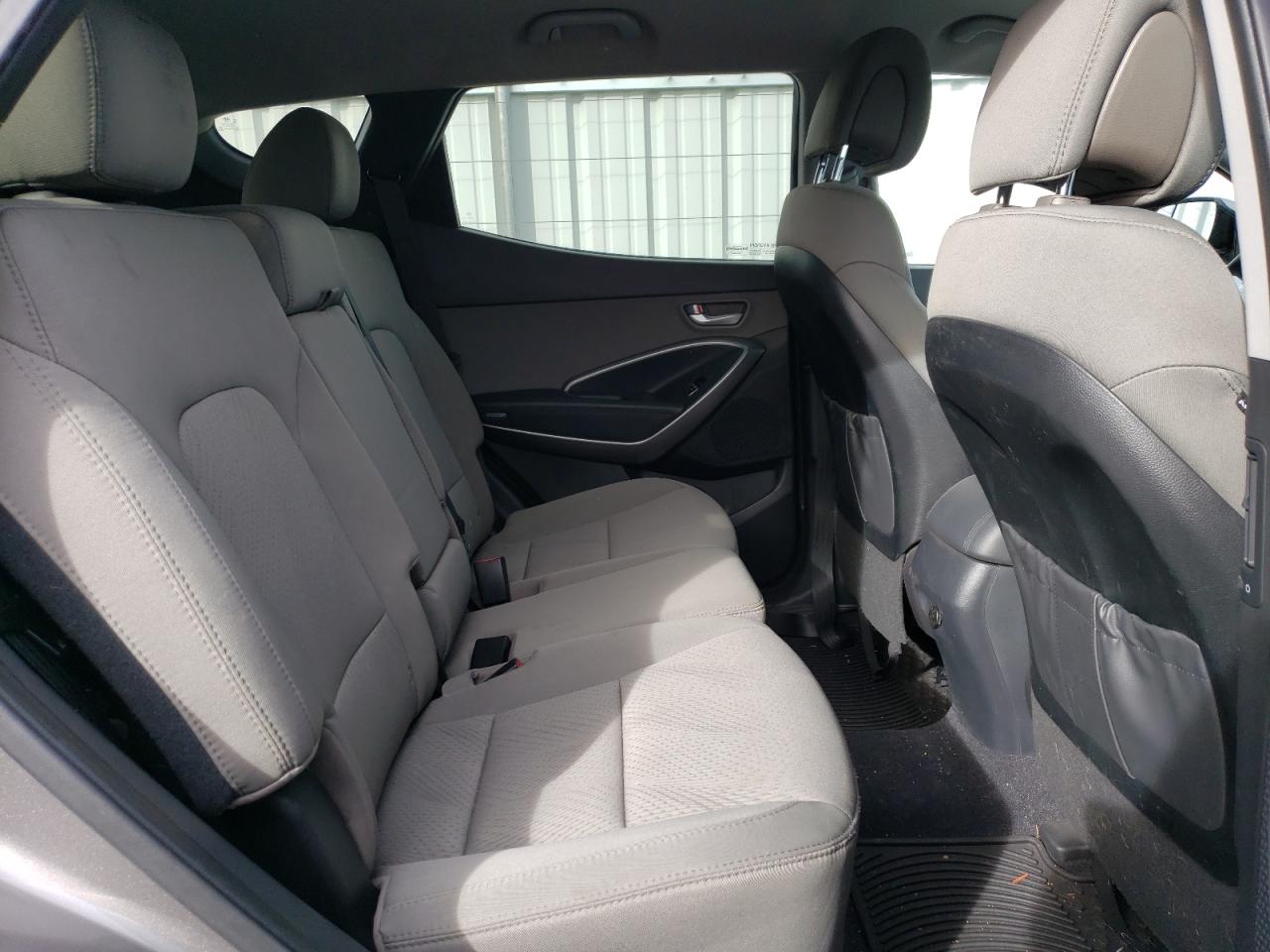 2016 Hyundai Santa Fe - Image 11