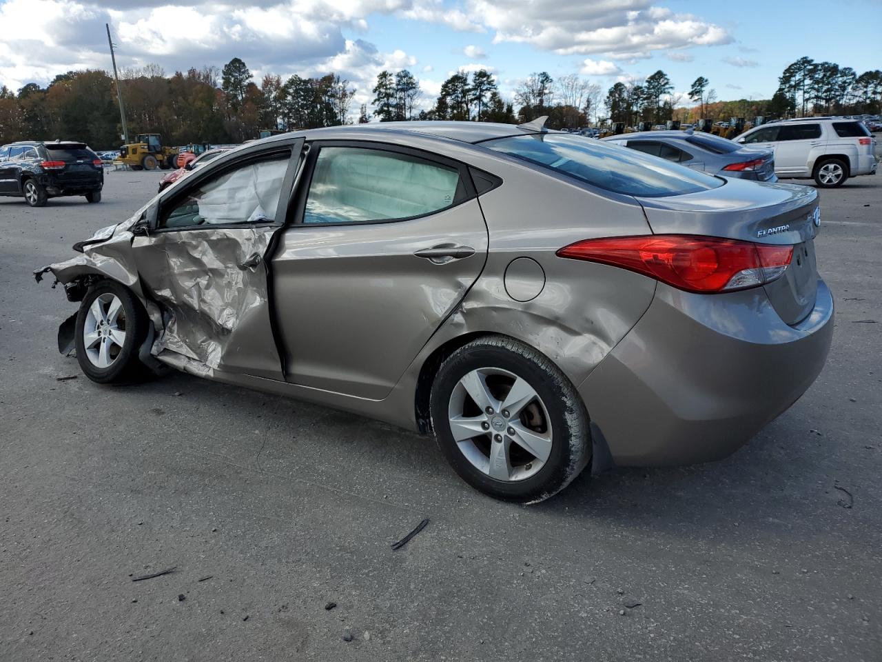 2013 Hyundai Elantra - Image 2