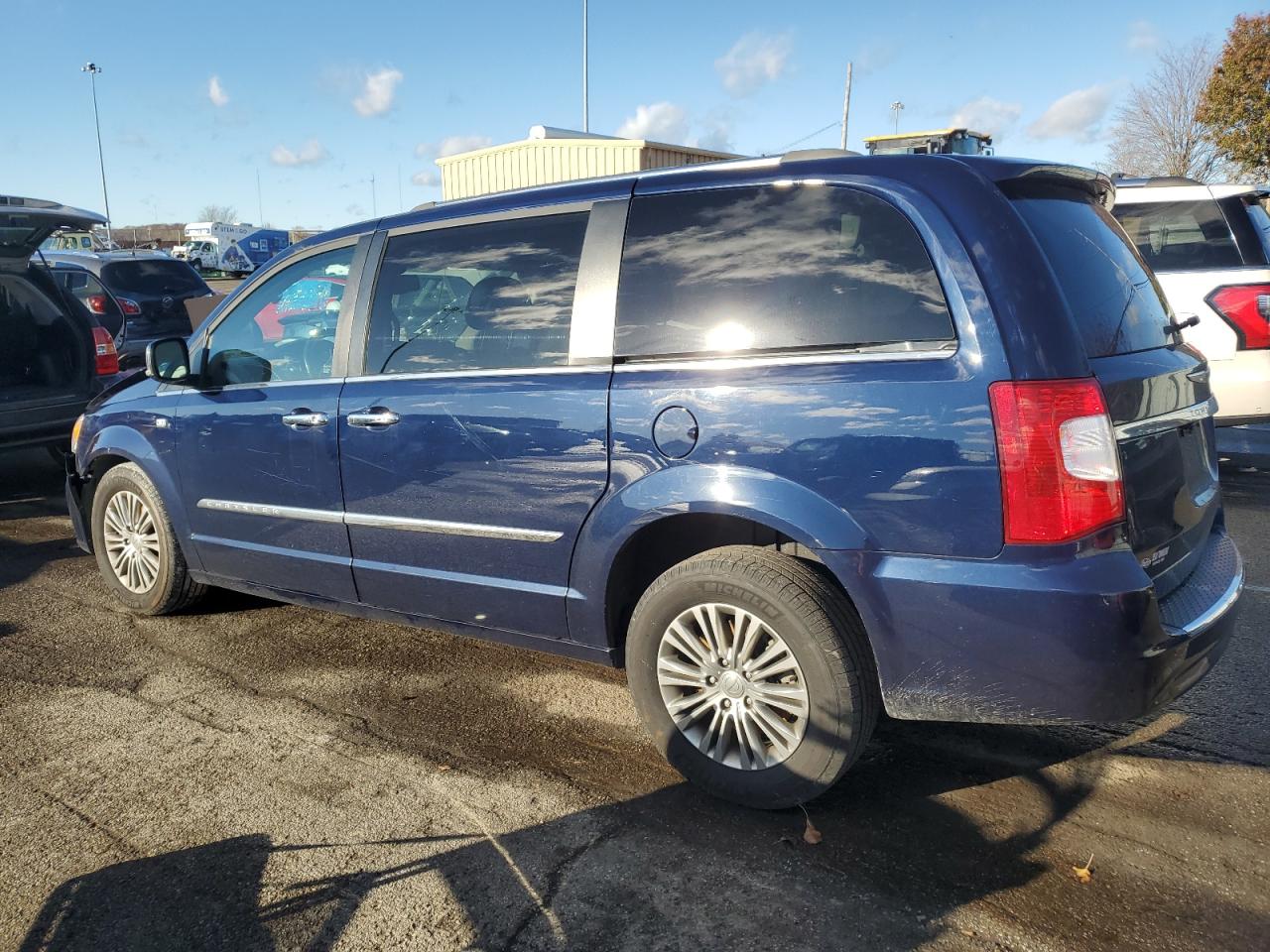 2014 Chrysler Town & Country - Image 2
