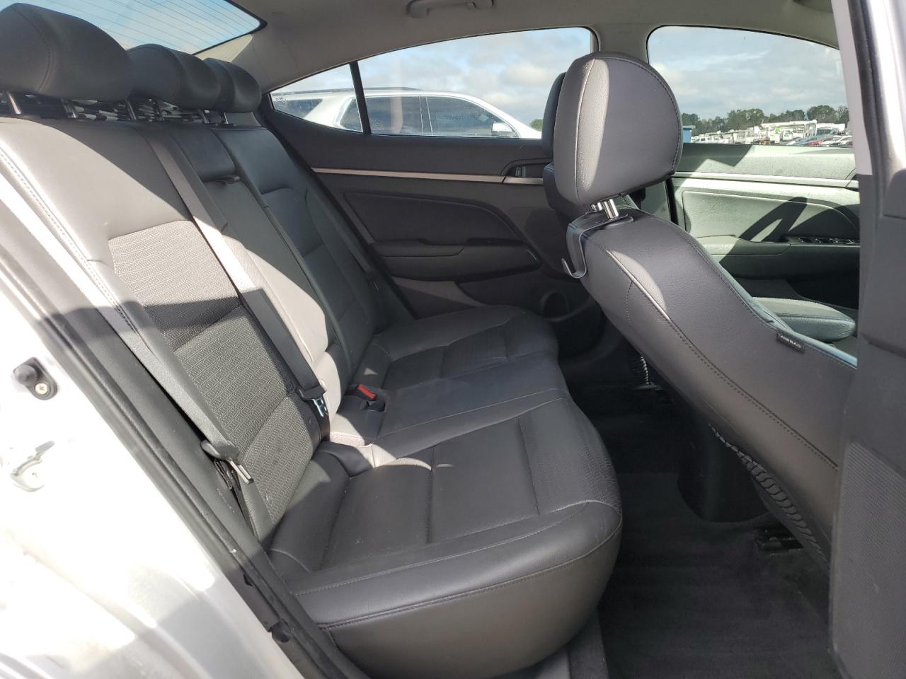 2018 Hyundai Elantra - Image 10