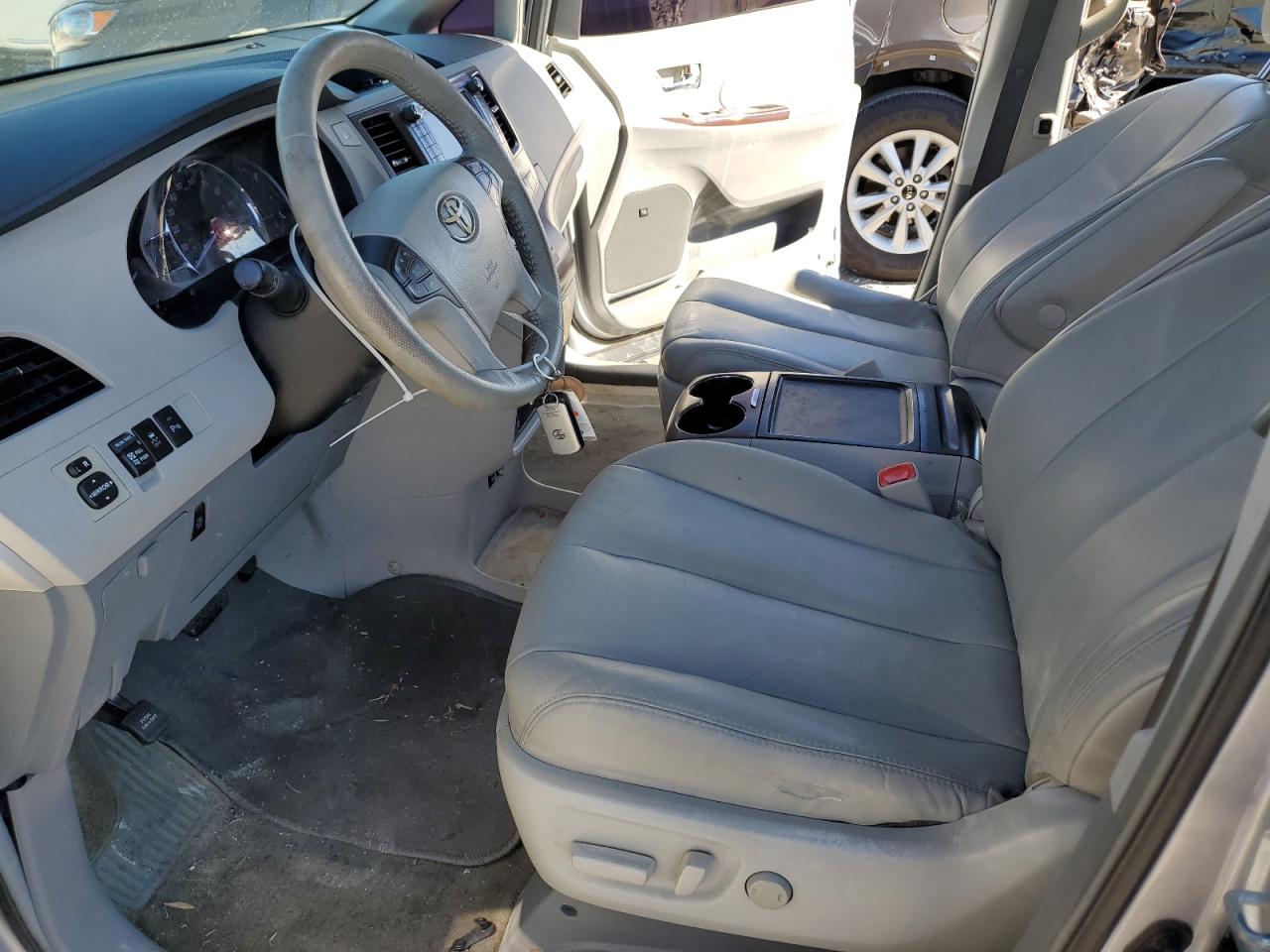 2012 Toyota Sienna - Image 7