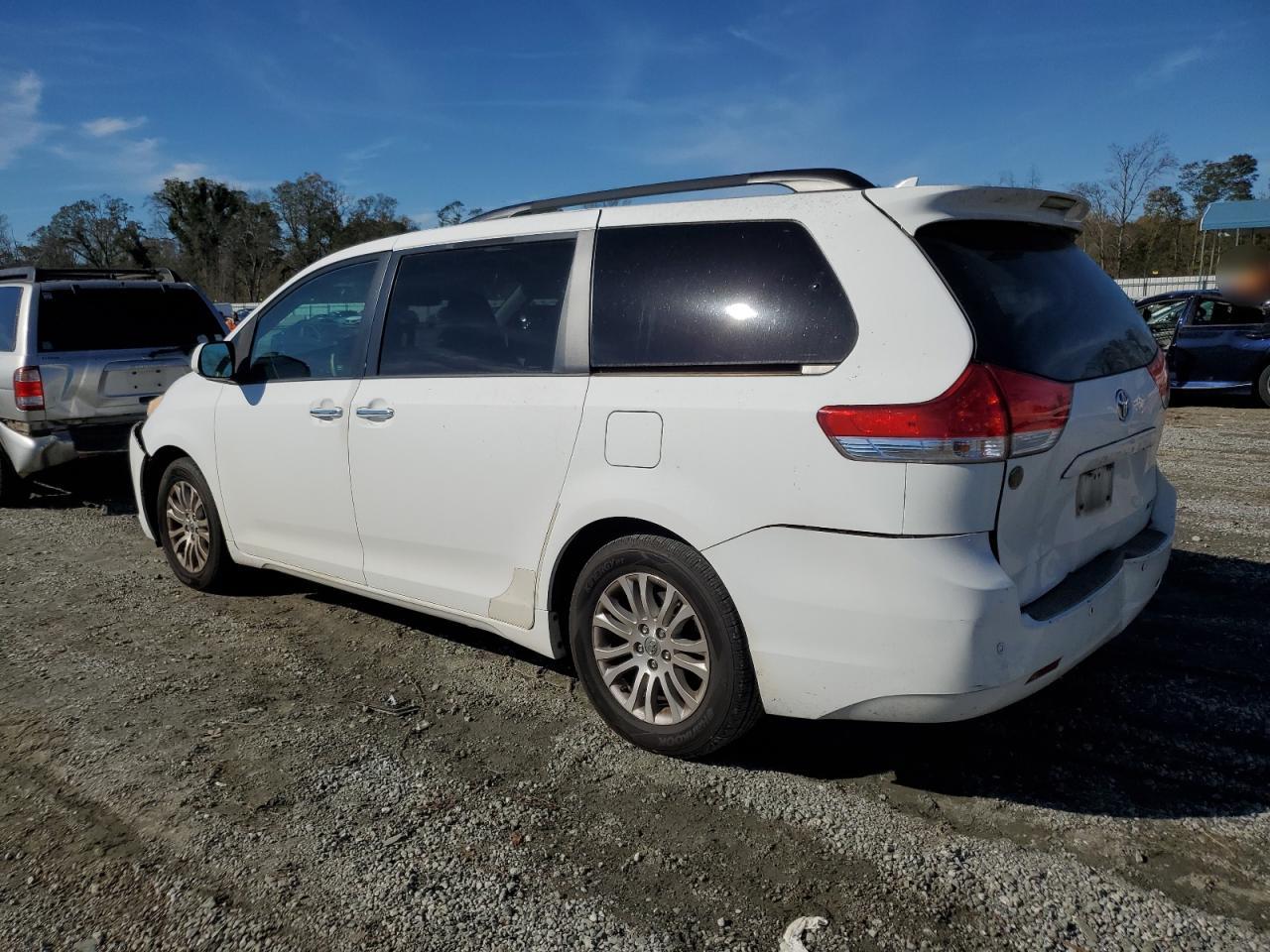 2011 Toyota Sienna - Image 2