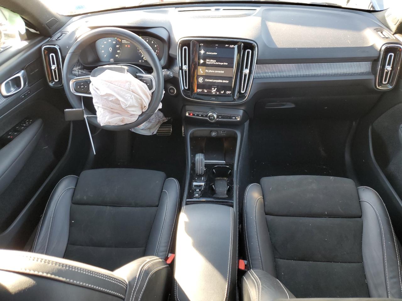 2022 Volvo XC40 - Image 8
