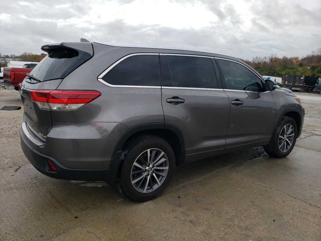 2018 Toyota Highlander - Image 3