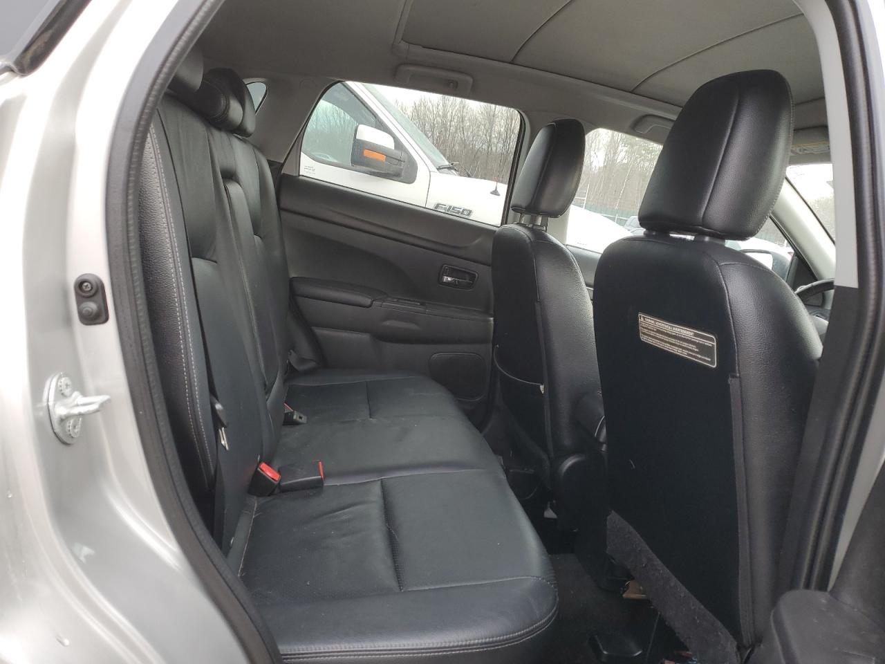 2014 Mitsubishi Outlander - Image 11
