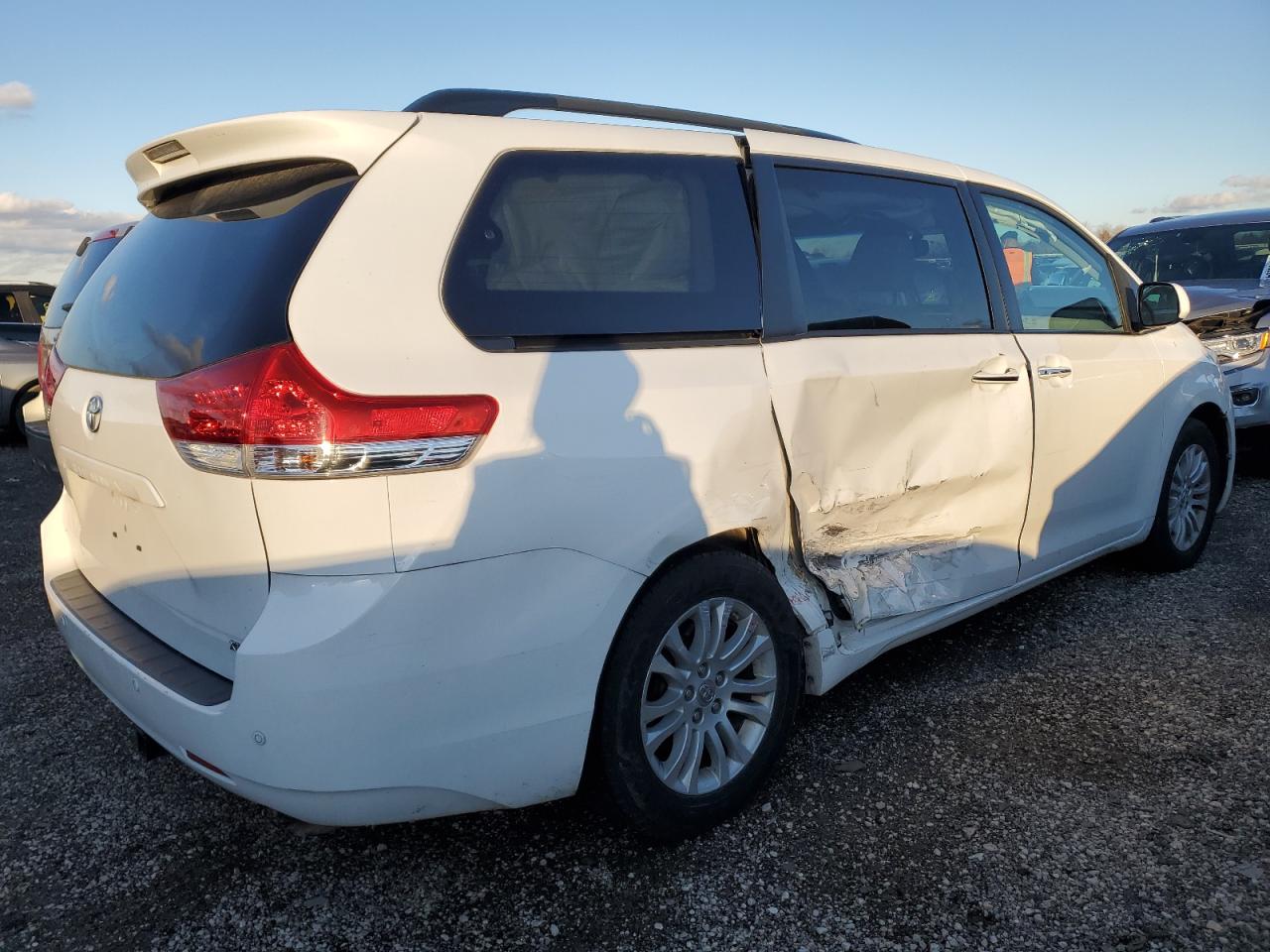 2014 Toyota Sienna - Image 3