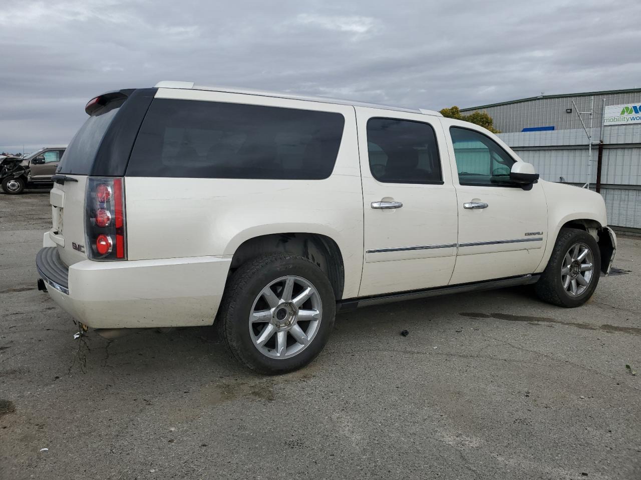 2012 GMC Yukon - Image 3