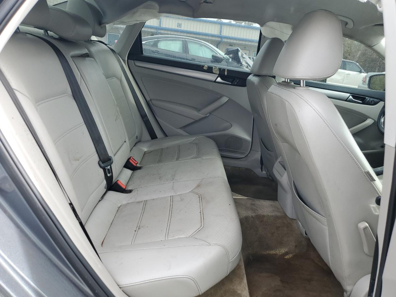 2015 Volkswagen Passat - Image 10