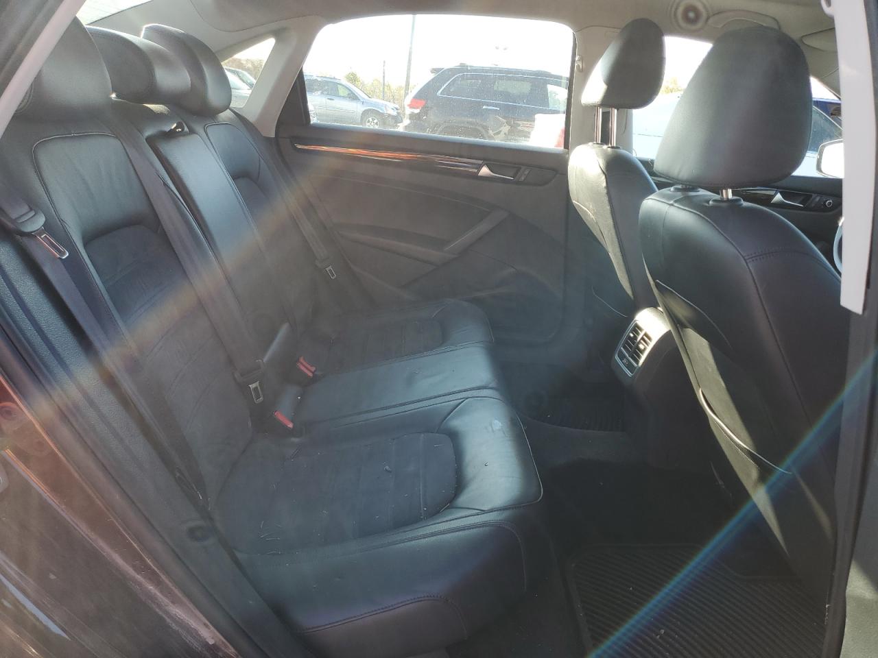 2014 Volkswagen Passat - Image 10