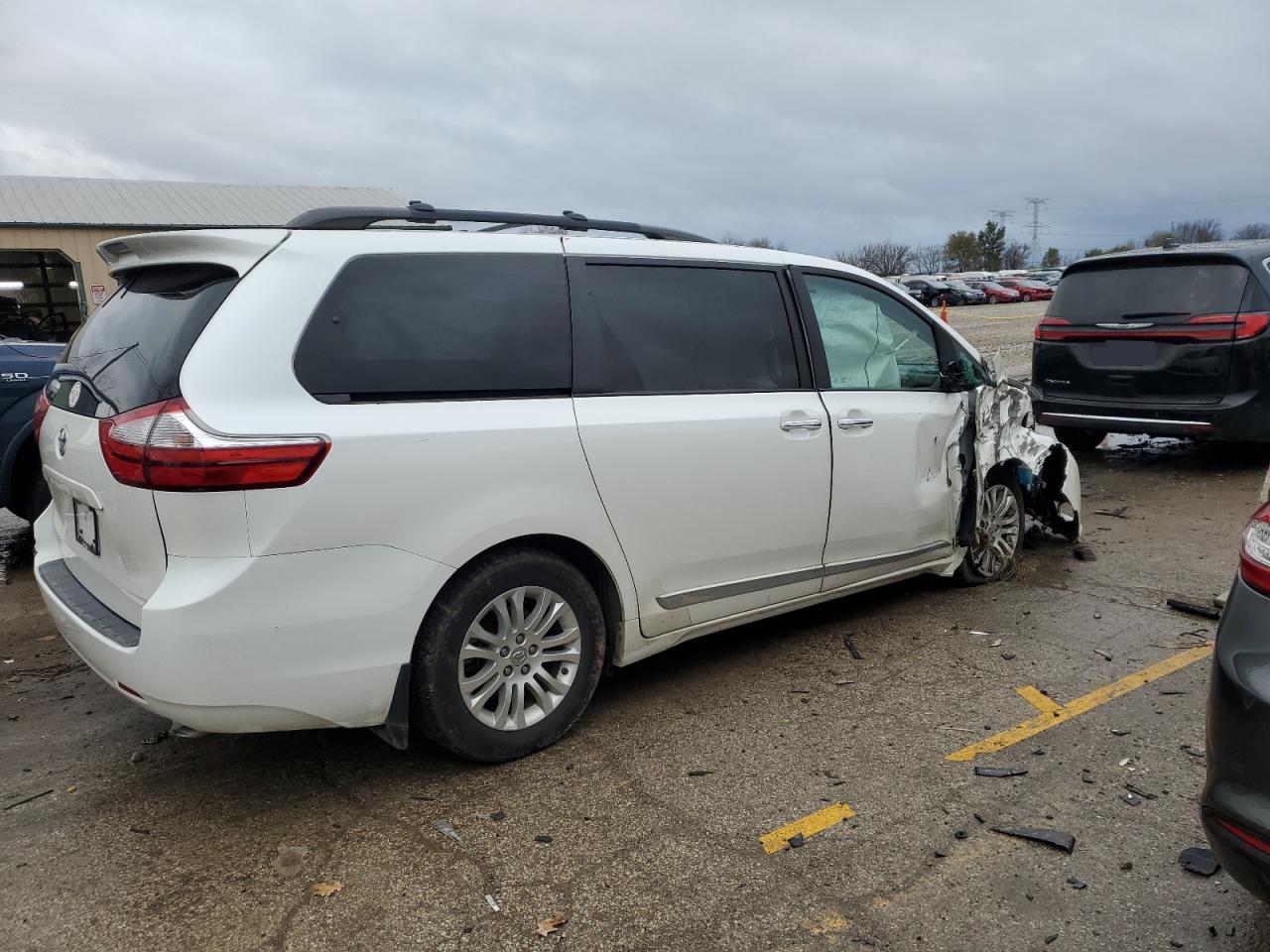 2015 Toyota Sienna - Image 3