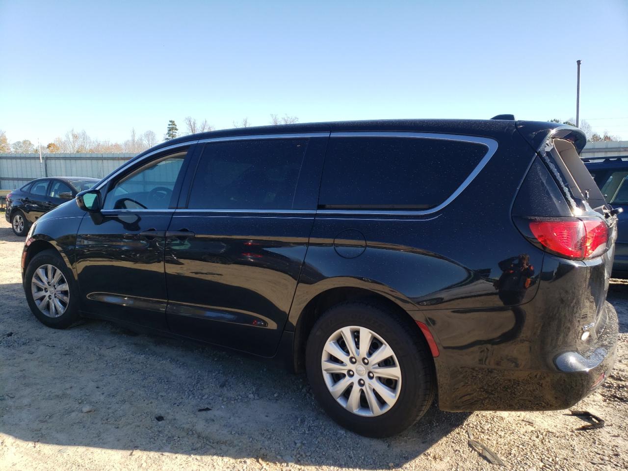 2020 Chrysler Voyager - Image 2