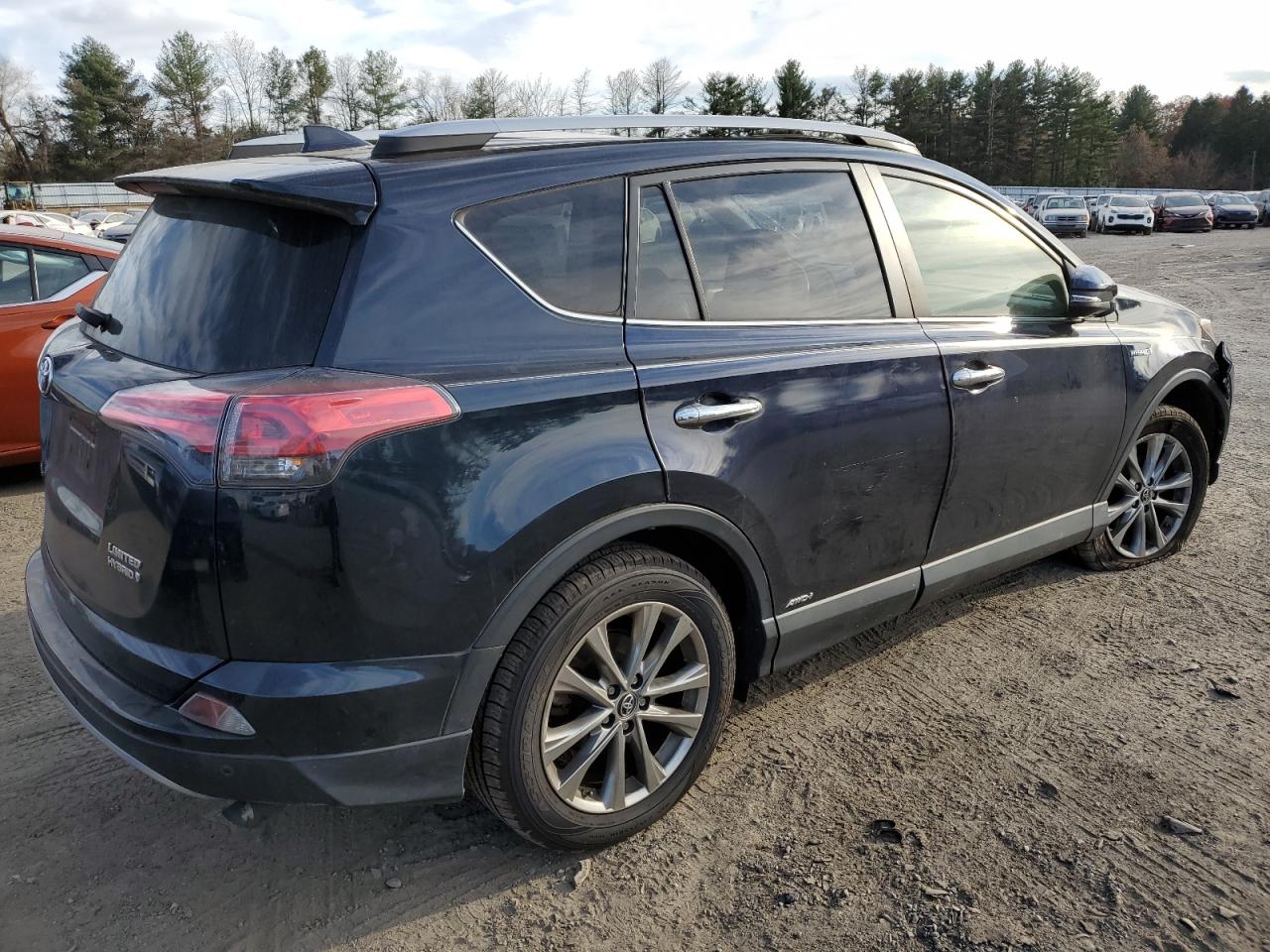 VIN JTMDJREV7HD114668 2017 TOYOTA RAV4 no.3